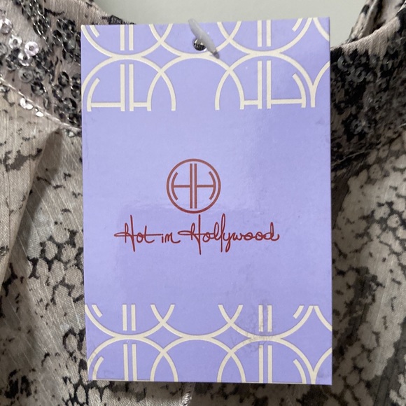 Hot in Hollywood off the shoulder blouse - Picture 2 of 11